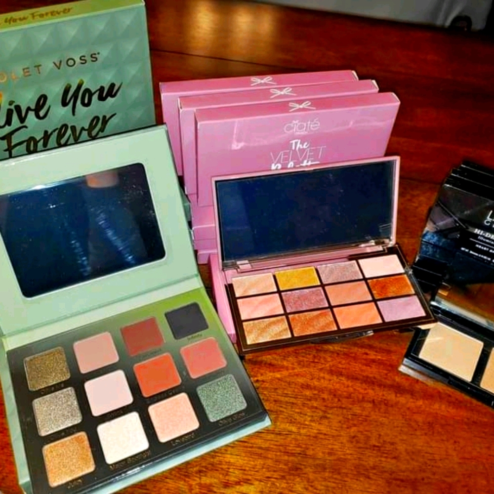 Eye shadow pallet and highlighter